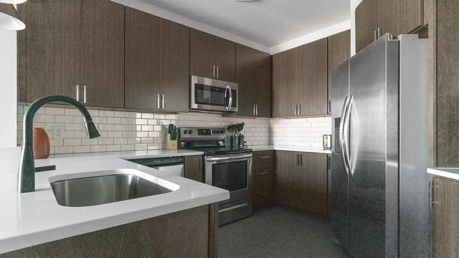 Landing Modern Apartment With Amazing Amenities Richmond